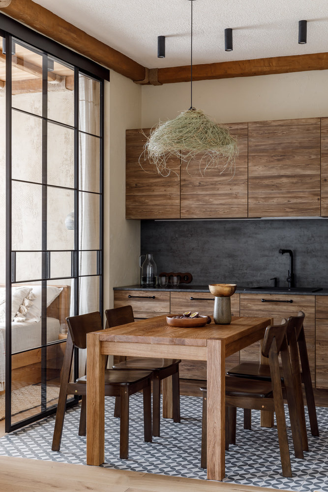 Дизайнеры нашли ребят, которые обожают Марокко и возят штучные предметы декора оттуда. У них заказали две люстры из стеблей растения халфа, растущего на равнинах западного Марокко. Дизайнеры нашли ребят, которые обожают Марокко и возят штучные предметы декора оттуда. У них заказали две люстры из стеблей растения халфа, растущего на равнинах западного Марокко.