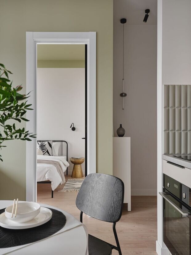 Фотография: Кухня и столовая в стиле Современный, Минимализм, Квартира, Проект дня, Москва, 2 комнаты, 40-60 метров, современный с элементами минимализма и скандинавского стиля, ЖК «Зиларт», Зоя Закалюжная – фото на INMYROOM