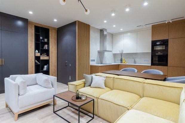 Фотография: Гостиная в стиле Минимализм, Гид, желтый диван, желтый диван в интерьере – фото на INMYROOM