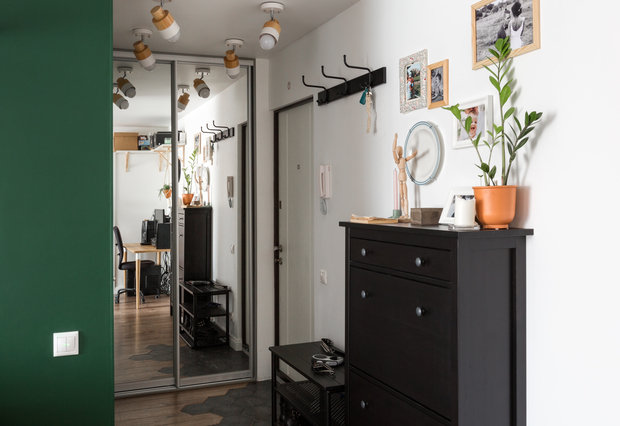 Фотография: Гостиная в стиле Минимализм, Скандинавский, Современный, Квартира, Белый, Проект дня, Зеленый, Желтый, Серый, Герой InMyRoom, Хрущевка, 2 комнаты, 40-60 метров, 1-515/9м, Екатерина Вокина, Ольга Казанцева – фото на INMYROOM