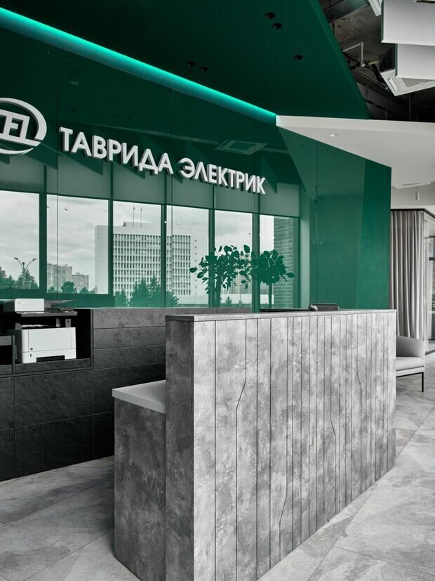 Интерьер офиса в современном стиле с минималистичной стойкой