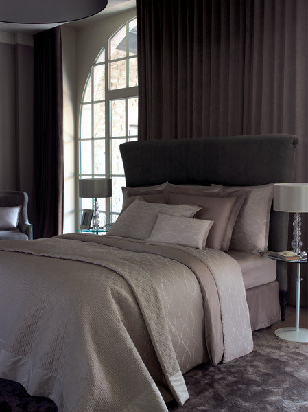 Фотография: Спальня в стиле Современный, Текстиль, Индустрия, События, Плед – фото на INMYROOM Фотография: Спальня в стиле Современный, Текстиль, Индустрия, События, Плед – фото на INMYROOM