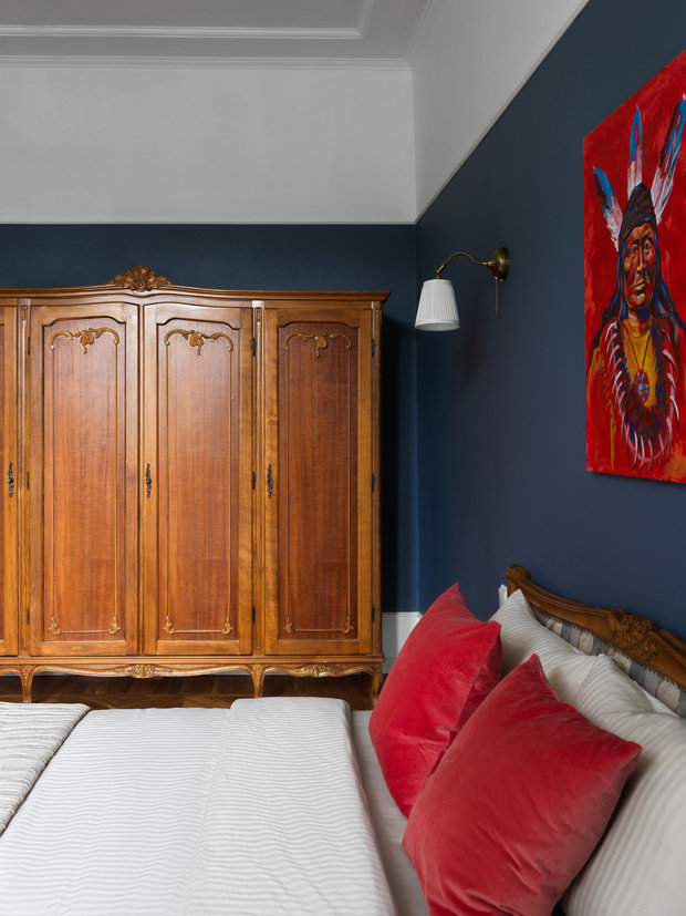 В синей спальне сохранили хозяйский платяной шкаф румынского производства.