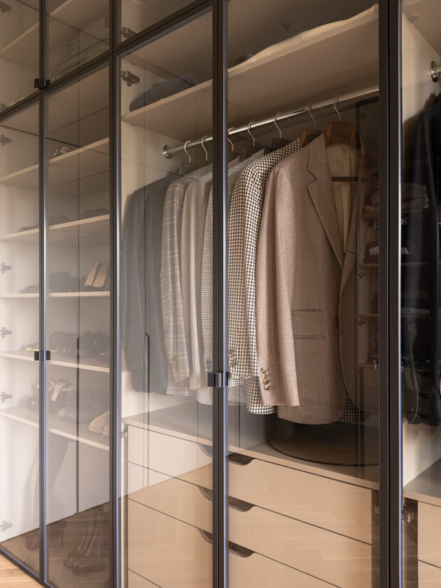 Фотография: Гардеробная в стиле Современный, Минимализм, Квартира, Проект дня, Москва, Кирпичный дом, 3 комнаты, Более 90 метров, Патриаршие пруды – фото на INMYROOM