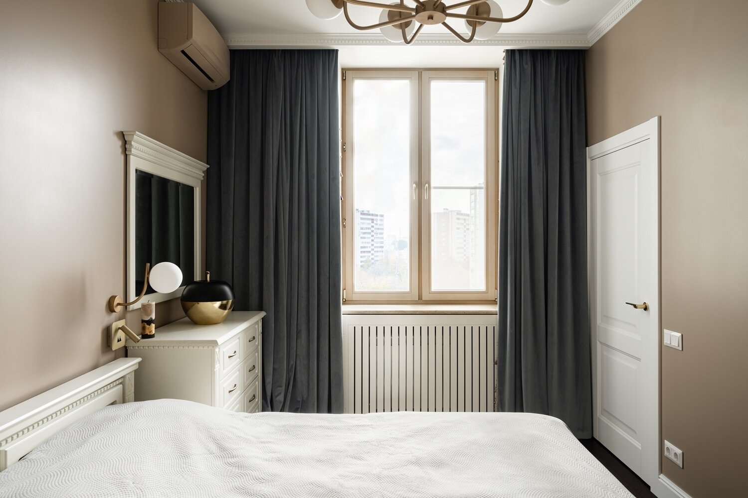 Фотография: Спальня в стиле Классический, Современный, Минимализм, Квартира, Проект недели, Москва, Сталинка, 3 комнаты, 40-60 метров, UN Buro, Анастасия Потапова – фото на INMYROOM