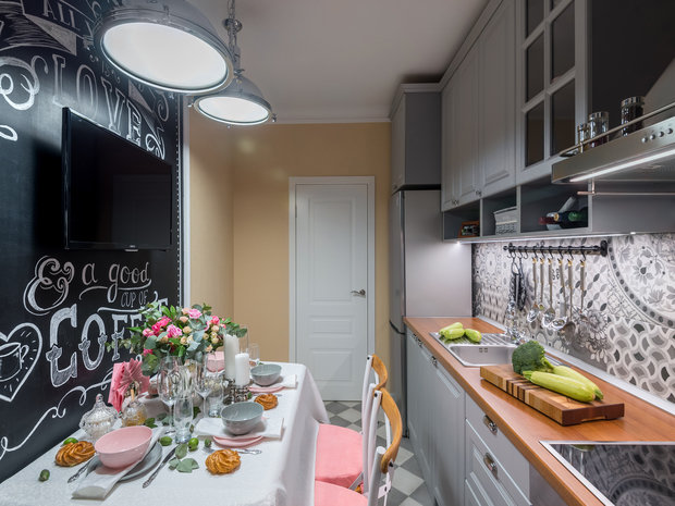 На кухне ярким акцентом стала стена, выкрашенная краской для меловых досок. Она задает настроение интерьеру и активно используется хозяйкой по назначению. 