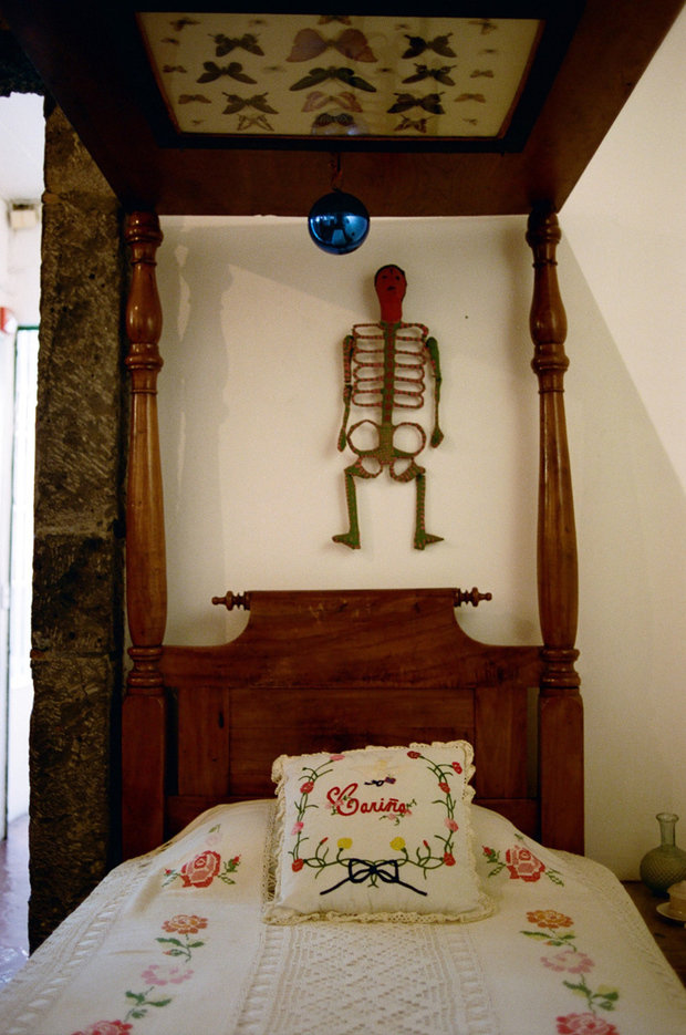 Фотография: Спальня в стиле Прованс и Кантри, Эклектика, Декор и DIY, Дом, Голубой, Мексика, Дом и дача, Мехико, Фрида Кало – фото на INMYROOM