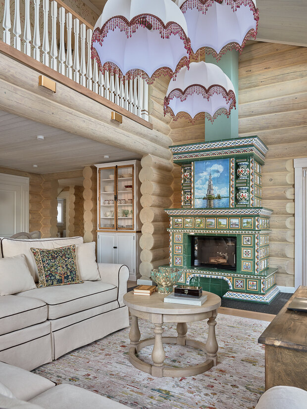 Большая часть мебели — индивидуальное изготовление в российских столярных мастерских. Также дизайнеры старались наполнить интерьер работами мастеров — например, появилась композиция из трех светильников в гостиной, а также плетеные светильники на улице под заказ.