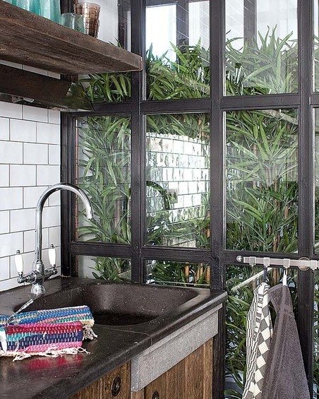 Фотография: Кухня и столовая в стиле Лофт, Скандинавский, Дом, Цвет в интерьере, Дома и квартиры, Белый, Плитка, Принт, Перегородка, Графика – фото на INMYROOM