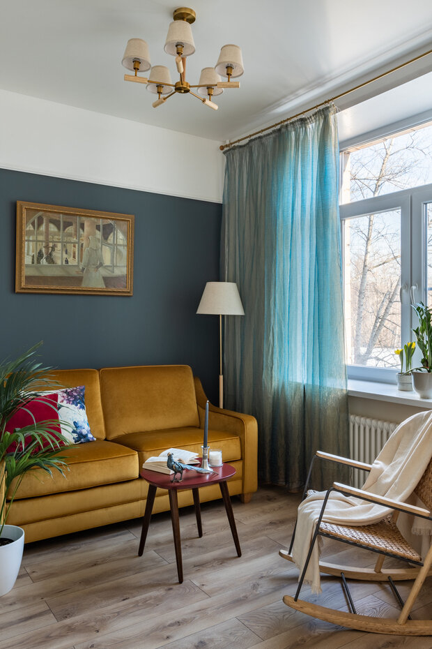 Картину над диваном заказчица получила в подарок: полотно олицетворяет ее профессиональную деятельность: на картине изображена сестра милосердия в храме 1-й Городской Клинической больницы им. Н. И. Пирогова, которая построена архитектором М. Ф. Казаковым.