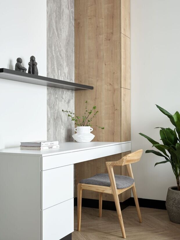 В зоне рабочего стола продуман пенал, ящик в столе и тумба для размещения документов и необходимых принадлежностей. 