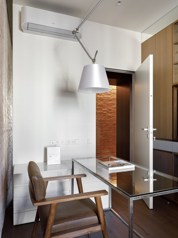 Рабочий стол создан по эскизу заказчика. Дизайнеры продумали конструкцию так, что стол можно развернуть к стене и он станет обрамлением тумбы. Тогда освободится пространство в помещении.