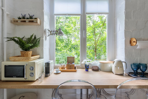 Подоконник немного продлили, чтобы разместить все необходимое. Он сделан из дубового мебельного щита. 