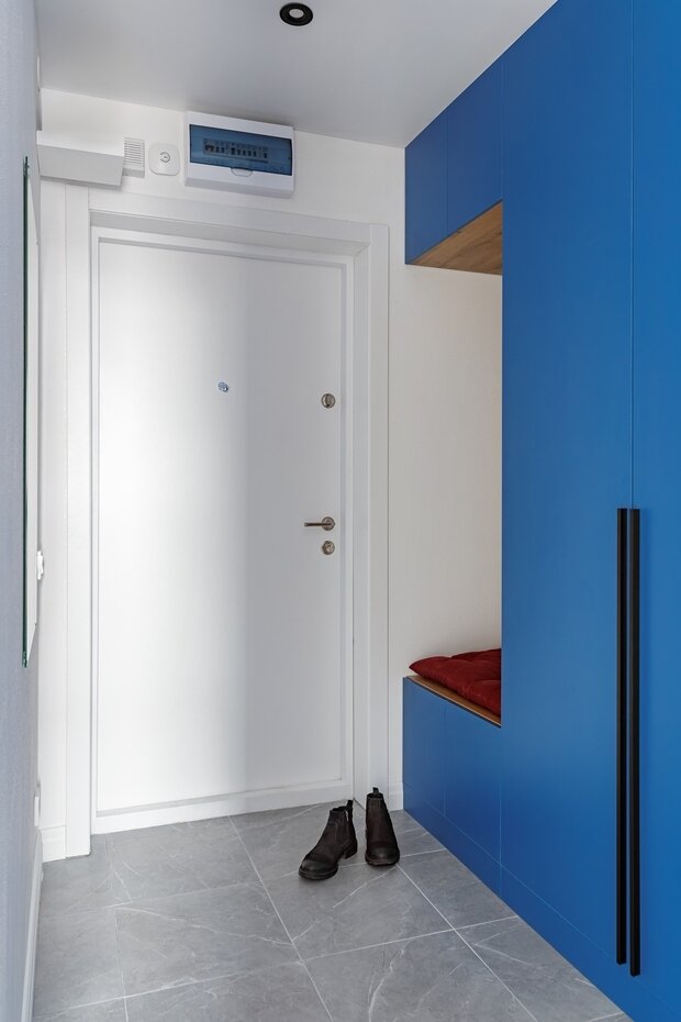 Также заменили напольные плинтусы. Их сделали из антивандального материала дюрополимера, они выглядят более дорогими.