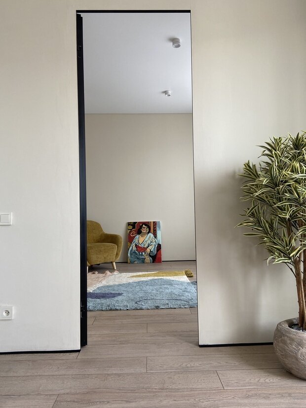 Современный интерьер гостиной. Продуманная цветовая гамма, акцентное кресло и выразительная живопись создают уютную атмосферу.