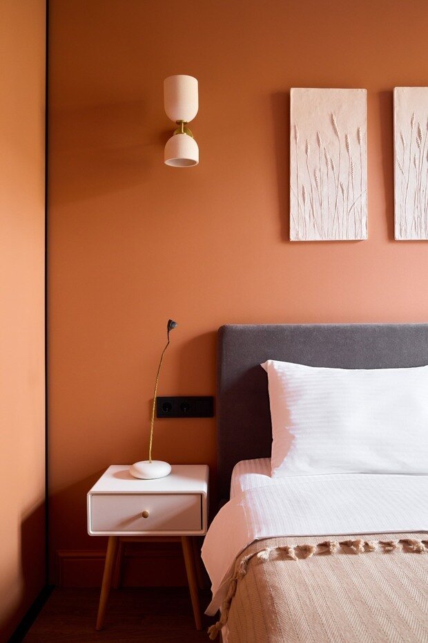 В прихожей выделили довольно большое пространство под гардеробную. В спальне сделали шкаф-купе во всю стену.