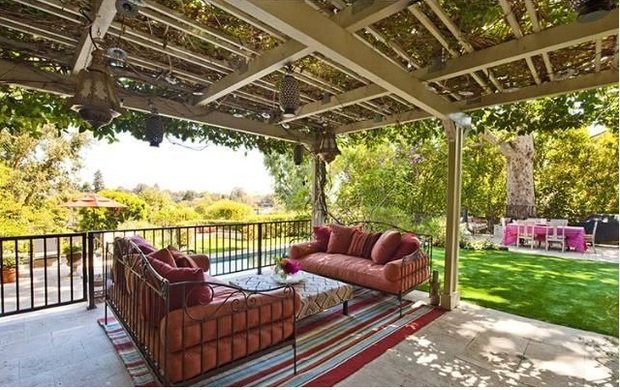 Фотография: Балкон, Терраса в стиле Прованс и Кантри, Классический, Современный, Дом, Дома и квартиры, Интерьеры звезд, Бассейн – фото на INMYROOM