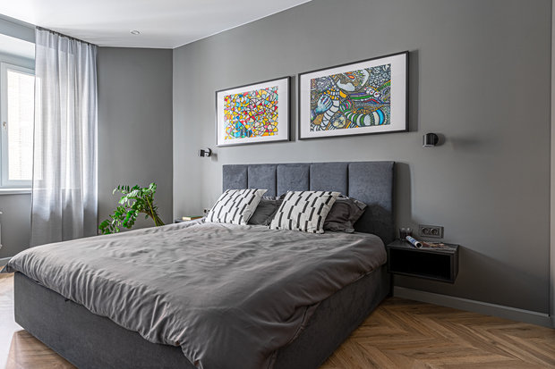 Яркие плакаты, оформленные в рамы, в спальне и прихожей были куплены в музее современного искусства в Стамбуле.