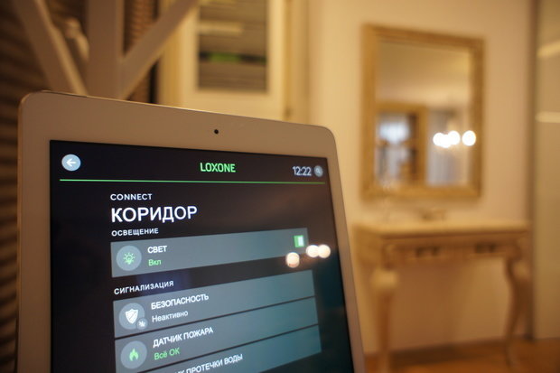 Интерьер прихожей в классическом стиле с консолью управления умным домом