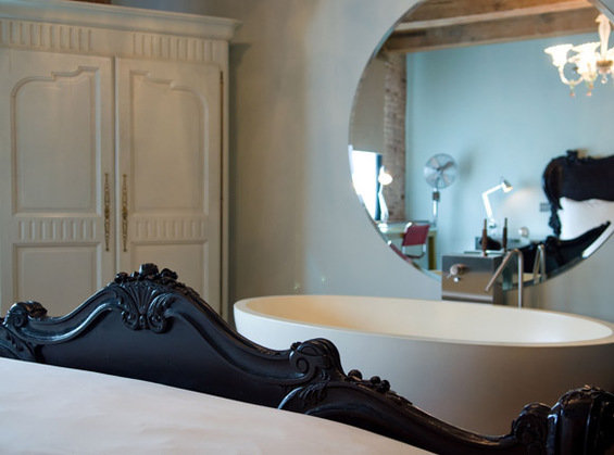 Фотография: Спальня в стиле Лофт, Эклектика, Дома и квартиры, Городские места, Отель, Бассейн, Индустриальный – фото на INMYROOM