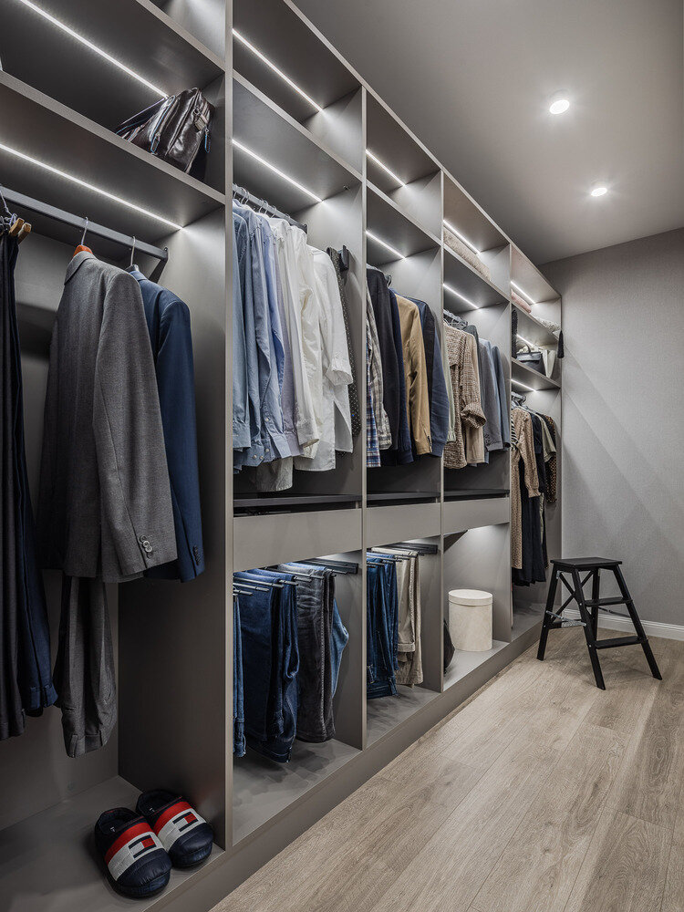 Фотография: Гардеробная в стиле Современный, Дом, Проект дня, Дом и дача, Кирпичный дом, 4 и больше, Более 90 метров, современный с элементами классики и минимализмом, Светлана Лепихова – фото на INMYROOM