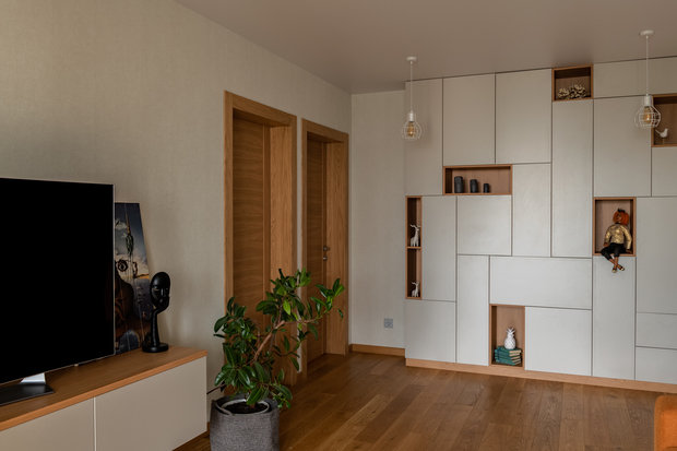 Была сложная задача — спрятать много книг, которые были в наличии у заказчиков. Для этого был разработан и заказан стеллаж в гостиную. 