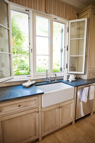 Фотография: Кухня и столовая в стиле Прованс и Кантри, Дома и квартиры, Городские места – фото на INMYROOM