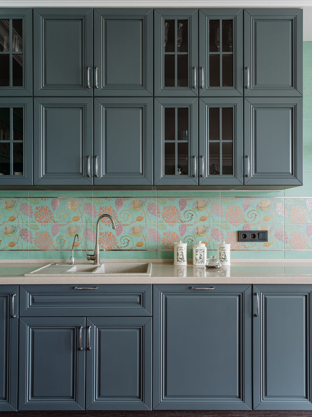 Фотография: Кухня и столовая в стиле Классический, Прихожая, Кухонный фартук, Гид, обновить кухонный фартук, как оформить кухонный фартук, Анастасия Ковальчук, Анна Моджаро, Катя Чистова, Андрей Баринов, Виктория Скоробогатько, Quadrum, Pallage Studio, Ирина Ежова, Лина Савина – фото на INMYROOM