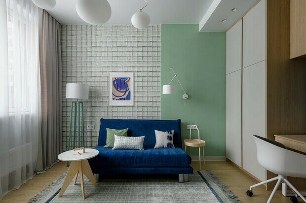 Картина Алексея Асеева «Смайл» стала ярким акцентом.