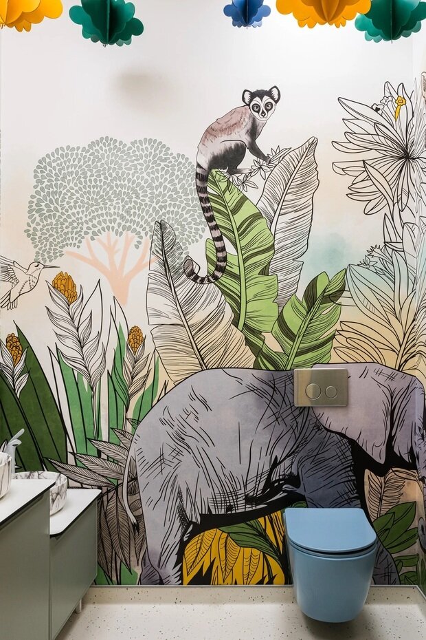 Интерьер ванной комнаты в стиле эко с авторскими обоями