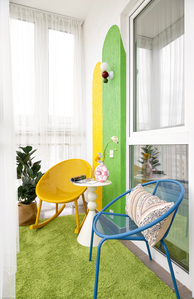 На балконе получилась уютная лаунж-зона с креслами и комодом — оттуда открывается шикарный вид.