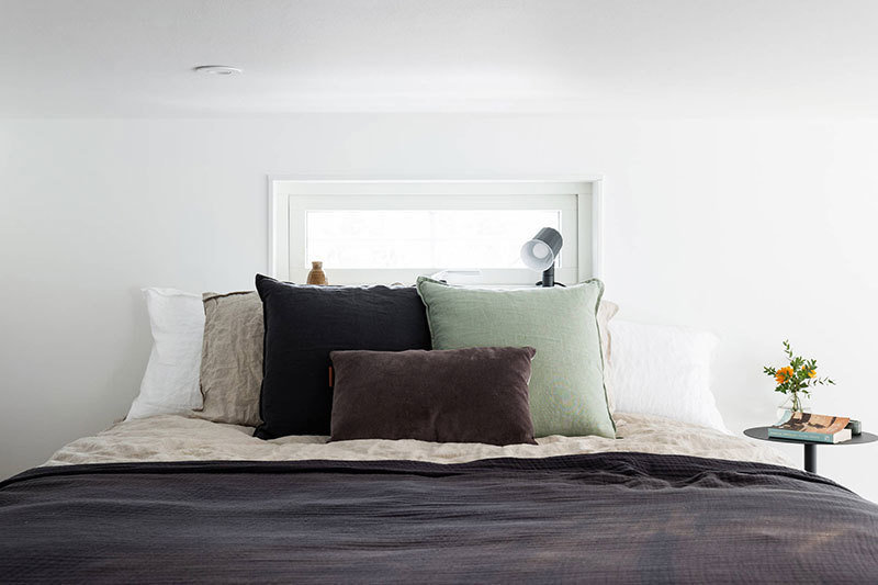 Фотография: Спальня в стиле Скандинавский, Дом, Швеция, Белый, Минимализм, Стокгольм, Серый, Дом и дача, до 40 метров – фото на INMYROOM Фотография: Спальня в стиле Скандинавский, Дом, Швеция, Белый, Минимализм, Стокгольм, Серый, Дом и дача, до 40 метров – фото на INMYROOM