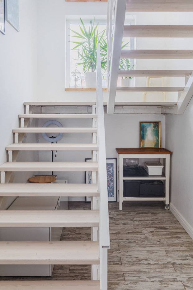 Фотография: Прихожая в стиле Скандинавский, Проект недели, Samsung, Таунхаус, 4 и больше, Спецпроект, интерьерный холодильник, интерьерная микроволновая печь – фото на INMYROOM