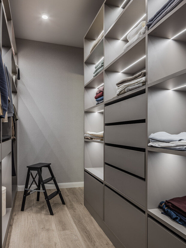 Фотография: Гардеробная в стиле Современный, Дом, Проект дня, Дом и дача, Кирпичный дом, 4 и больше, Более 90 метров, современный с элементами классики и минимализмом, Светлана Лепихова – фото на INMYROOM