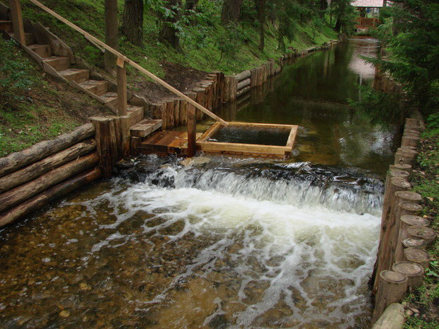 Ландшафт в стиле Эко с искусственным ручьем и водопадом