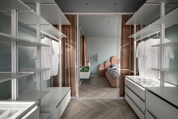 Фотография: Гардеробная в стиле Современный, Квартира, Проект недели, Монолитный дом, 2 комнаты, 60-90 метров, Lauri Brothers – фото на INMYROOM