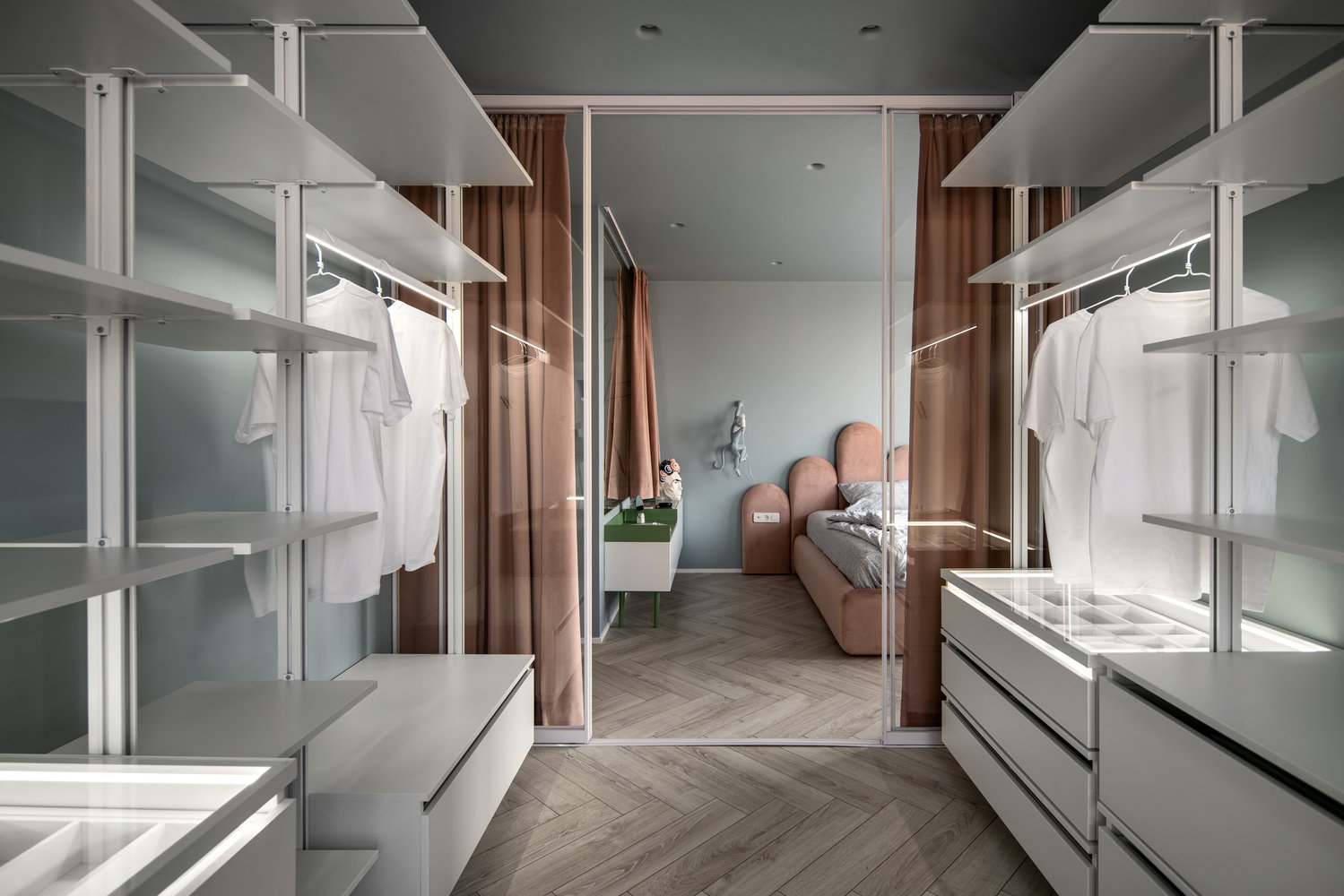 Фотография: Гардеробная в стиле Современный, Квартира, Проект недели, Монолитный дом, 2 комнаты, 60-90 метров, Lauri Brothers – фото на INMYROOM Фотография: Гардеробная в стиле Современный, Квартира, Проект недели, Монолитный дом, 2 комнаты, 60-90 метров, Lauri Brothers – фото на INMYROOM