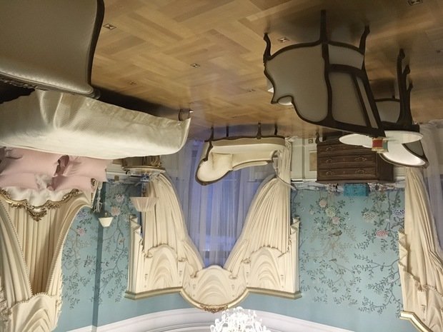 Интерьер спальни в классическом стиле с декоративной лепниной и обоями