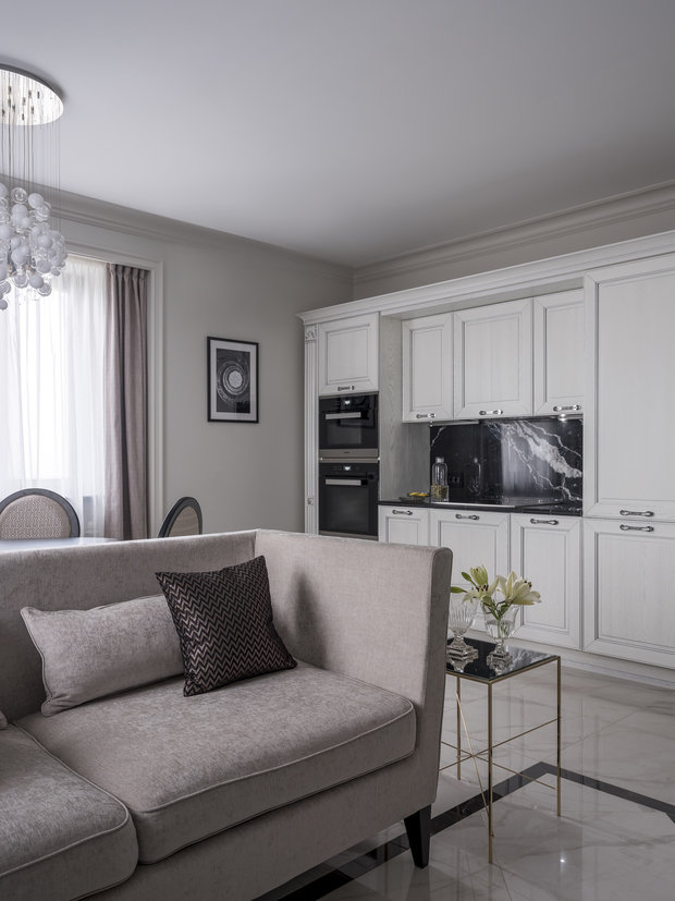 Интерьер кухни и столовой в классическом стиле с элементами современного стиля