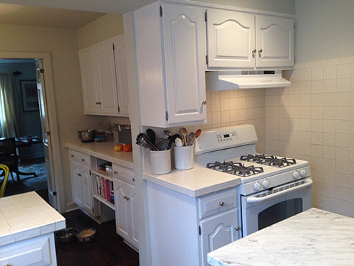 Фотография: Кухня и столовая в стиле Современный, Классический, Эклектика, Декор интерьера, Квартира, США, Интерьерный стиль, Дизайн интерьера, Декор, Белый, Переделка, Ремонт, Серый, ИКЕА, паркет, отделка, отделка пола, косметический ремонт, экспресс-ремонт – фото на INMYROOM Фотография: Кухня и столовая в стиле Современный, Классический, Эклектика, Декор интерьера, Квартира, США, Интерьерный стиль, Дизайн интерьера, Декор, Белый, Переделка, Ремонт, Серый, ИКЕА, паркет, отделка, отделка пола, косметический ремонт, экспресс-ремонт – фото на INMYROOM