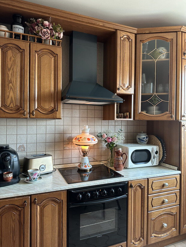 Фотография: Кухня и столовая в стиле Прованс и Кантри, Винтажный, Интерьер комнат, Интерьерный стиль, Дизайн интерьера, Переделка, как оформить интерьер двушки, интерьер двушки, как обустроить двушку для молодой семьи, дизайн двухкомнатной квартиры в панельном доме, до и после, панелька, переделка типовой квартиры, переделка панельки, интерьер панельки – фото на INMYROOM