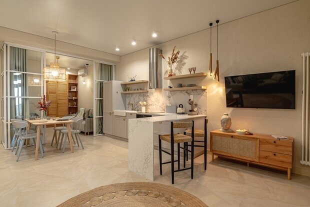 Декор был подобран из личных памятных вещей, которые заказчица собирала с любовью по всему миру несколько лет и которые дождались своего звездного часа в квартире мечты.