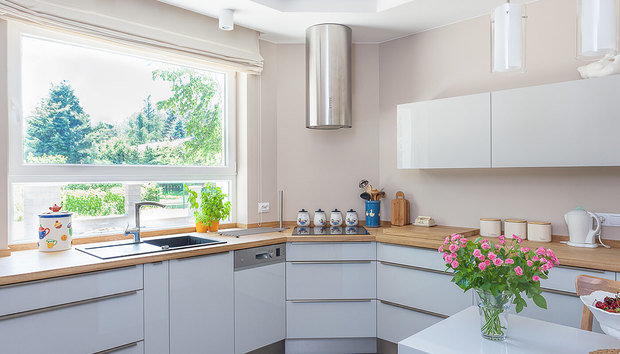 Фотография: Кухня и столовая в стиле Скандинавский, Советы, за и против, мойка напротив окна, энциклопедия_инженерные_коммуникации – фото на INMYROOM