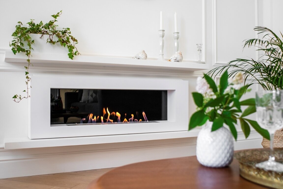 Для дополнительного уюта установили биокамин, он абсолютно безопасен, выглядит стильно и привлекает внимание.