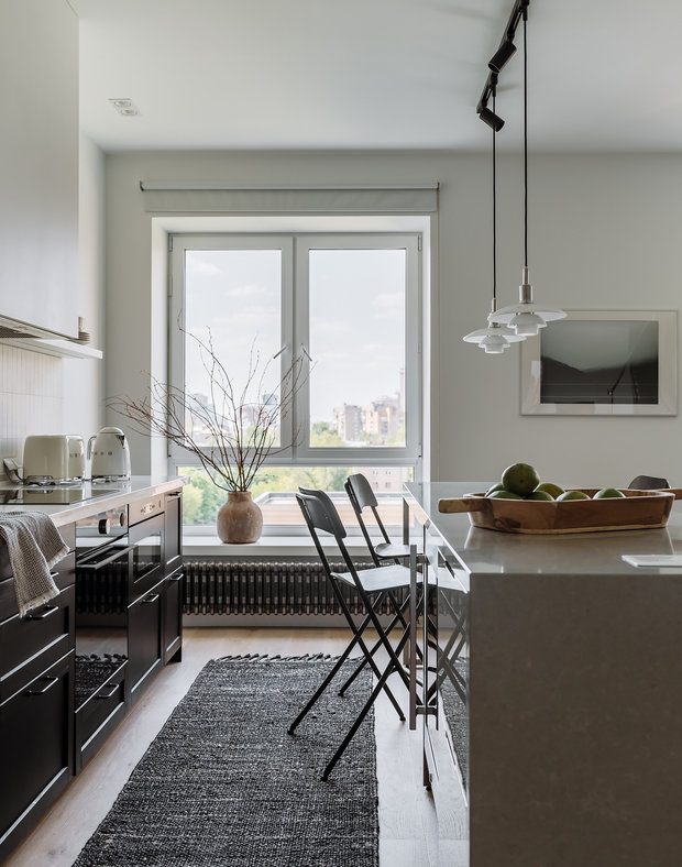 Основная гамма построена на контрасте белого и черного с уравновешивающими оттенками серого.