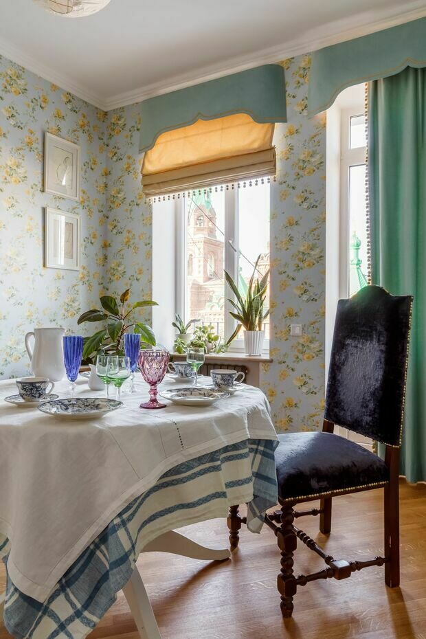 Обратите внимание, что обеденный стол на некоторых фотографиях на кухне, а на некоторых уже в комнате — эти фото сделаны с разницей в два года, стол переехал за это время.