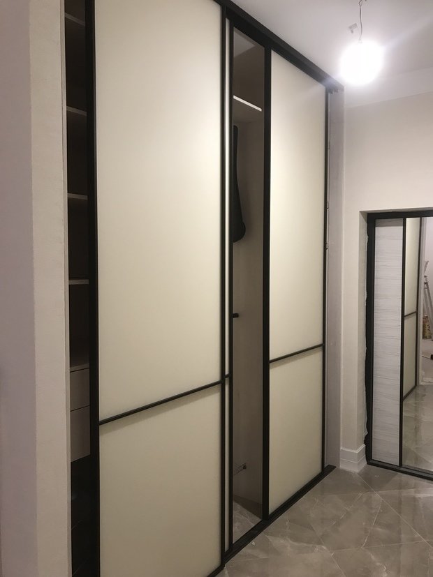 Интерьер гардеробной в современном стиле с элементами минимализма