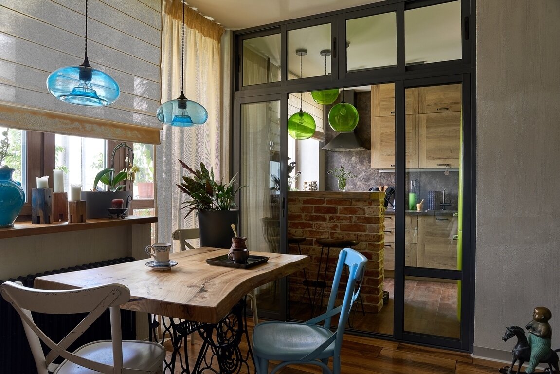 У заказчиков на даче стояло подстолье от машинки Zinger, которые использовали для изготовления обеденного стола. Подстолье отреставрировали, сверху установили деревянный спил и покрыли маслом. У заказчиков на даче стояло подстолье от машинки Zinger, которые использовали для изготовления обеденного стола. Подстолье отреставрировали, сверху установили деревянный спил и покрыли маслом.