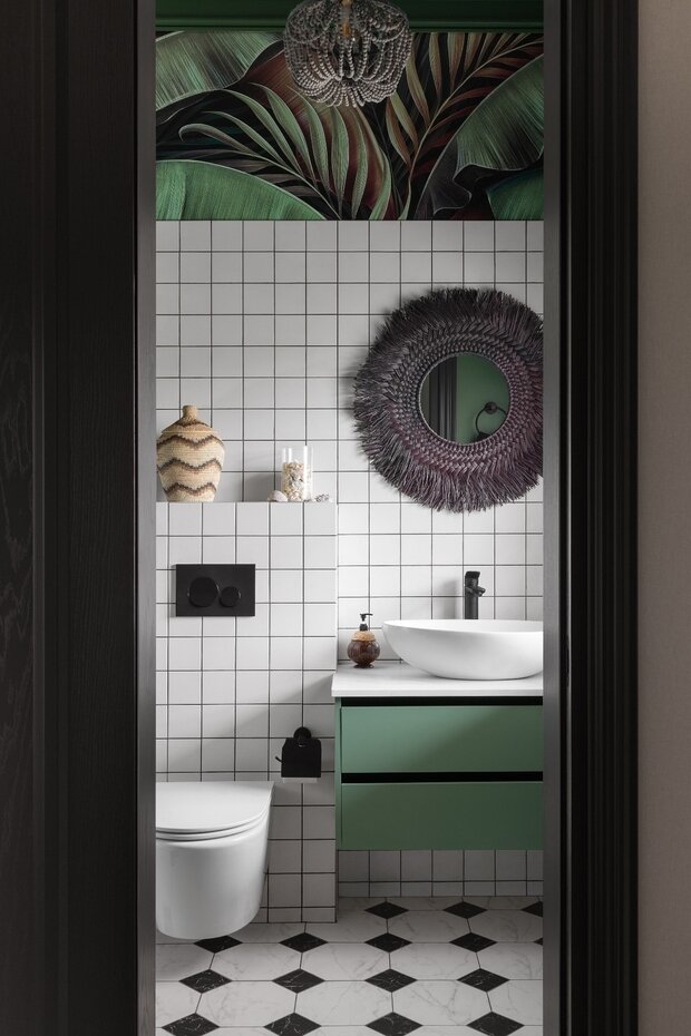 В гостевом санузле добавили душевую, плиткой выделили только мокрые зоны, остальное — обои и покраска. Гостевой санузел как напоминание о теплых странах: зеркало с Бали, корзина из Таиланда, мыльница из Вьетнама и ракушки, которые собраны на разных побережьях.