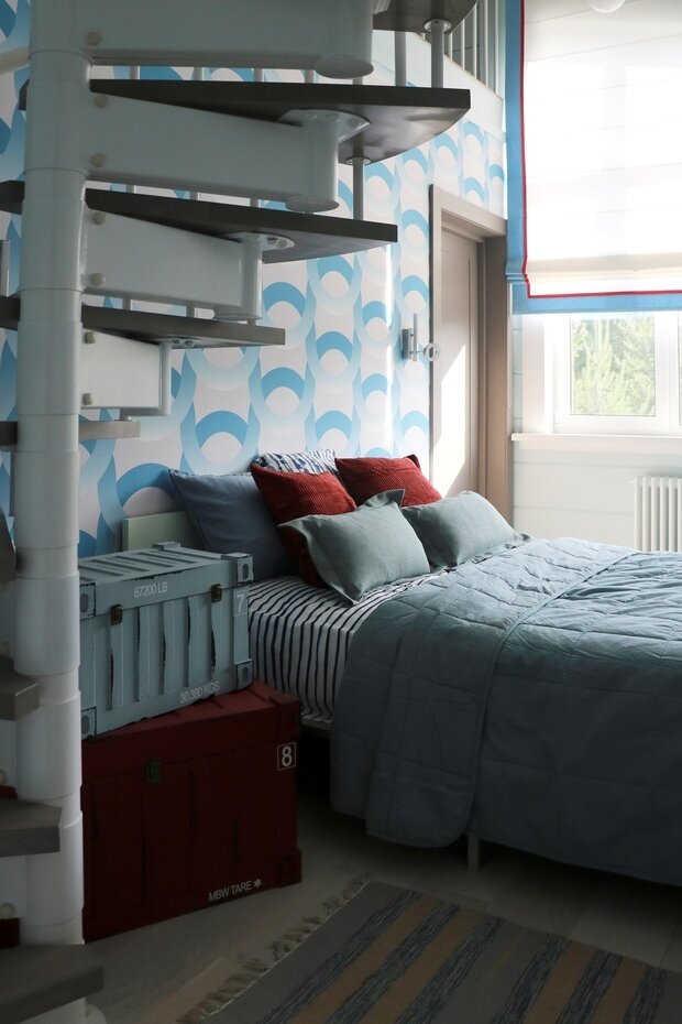 Интересным элементом одной из детских стала винтовая лестница, которая ведет на антресоль, в ходе строительства дома ее решили оставить открытой и сделать игровой зоной.